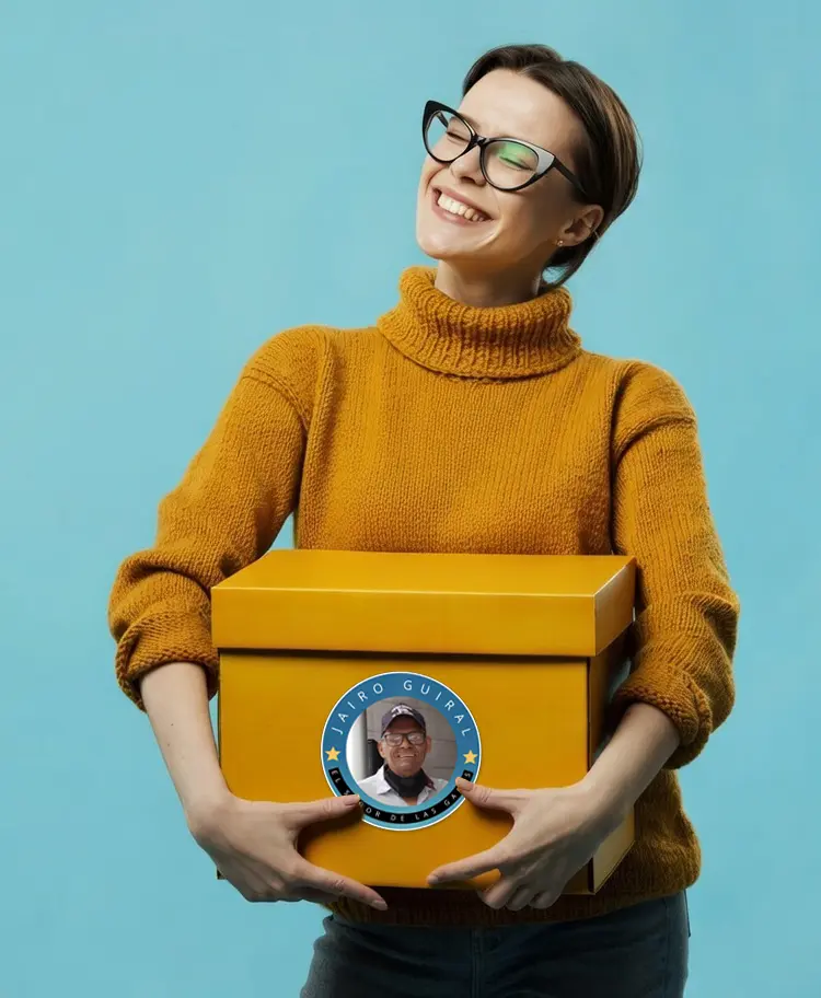 mujer con caja copia